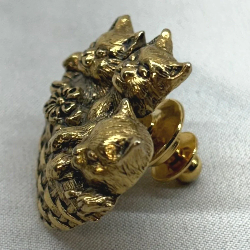 Unbranded Kitten Basket Pin Unisex OS Gold Excellent Vintage Animal Brooch